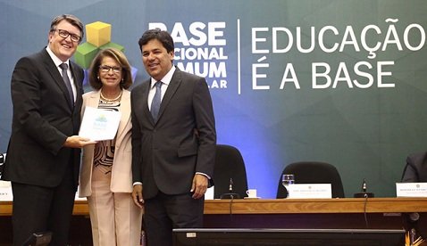 Resultado de imagem para Ministro da EducaÃ§Ã£o entrega Base Nacional Comum Curricular do Ensino MÃ©dio ao CNE