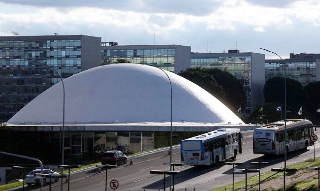 A cúpula menor, voltada para baixo, abriga o Plenário do Senado Federal.