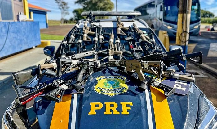 Maior apreensão da história da PRF: 26 fuzis e arsenal de armas são encontrados em caminhão